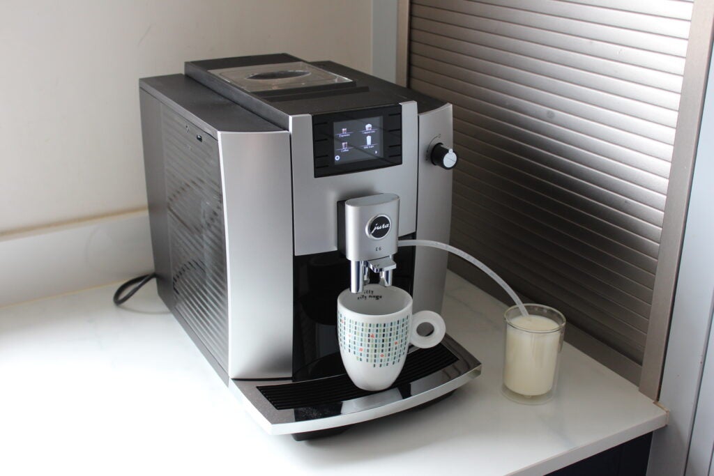 Jura E6 mit Milch