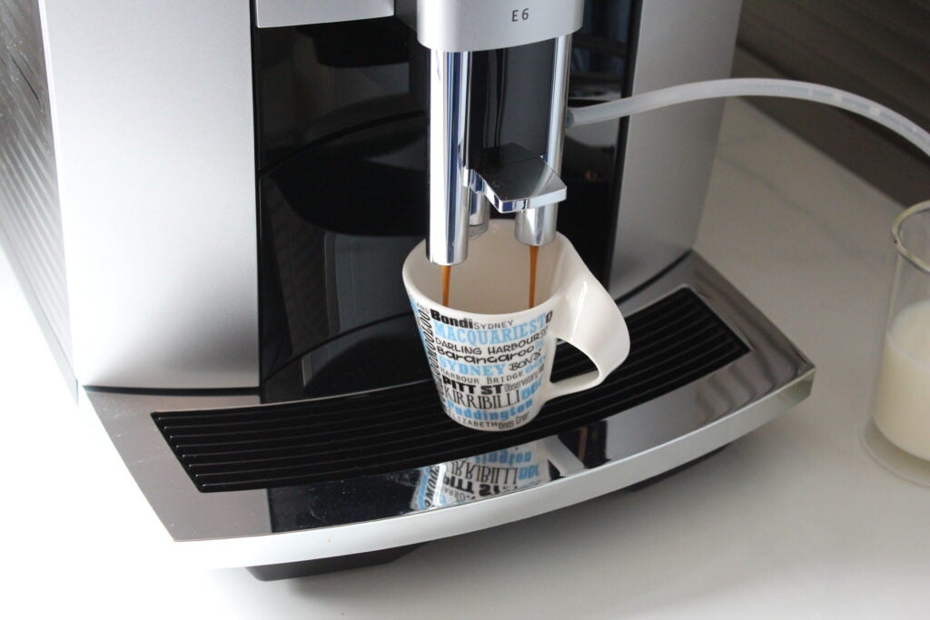 Jura E6 Espresso ausgießen