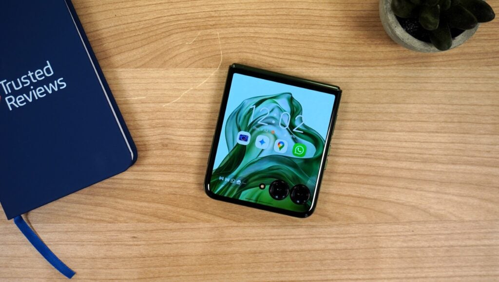 Motorola Razr 50 Ultra zusammengeklappt auf einem Tisch