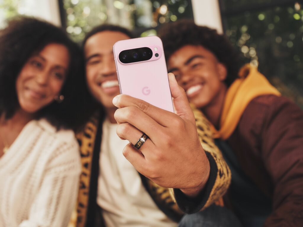 Pixel 9 Pro wird in der Hand verwendet und zeigt die Kamera
