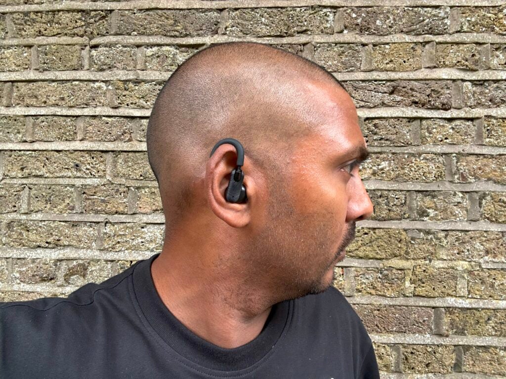 Mixx StreamBuds Sport Charge 2, getragen vom Rezensenten