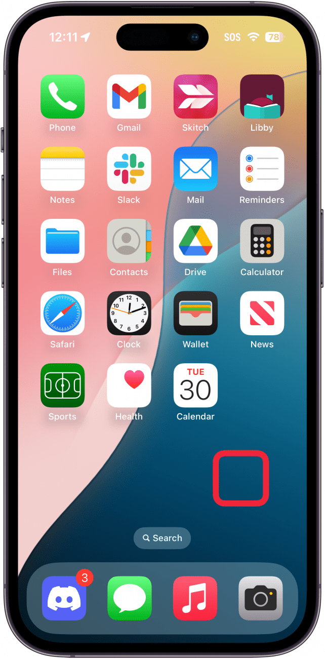 iPhone-Startbildschirm mit einem roten Kästchen um einen leeren Bereich, das anzeigt, dass man tippen und halten soll