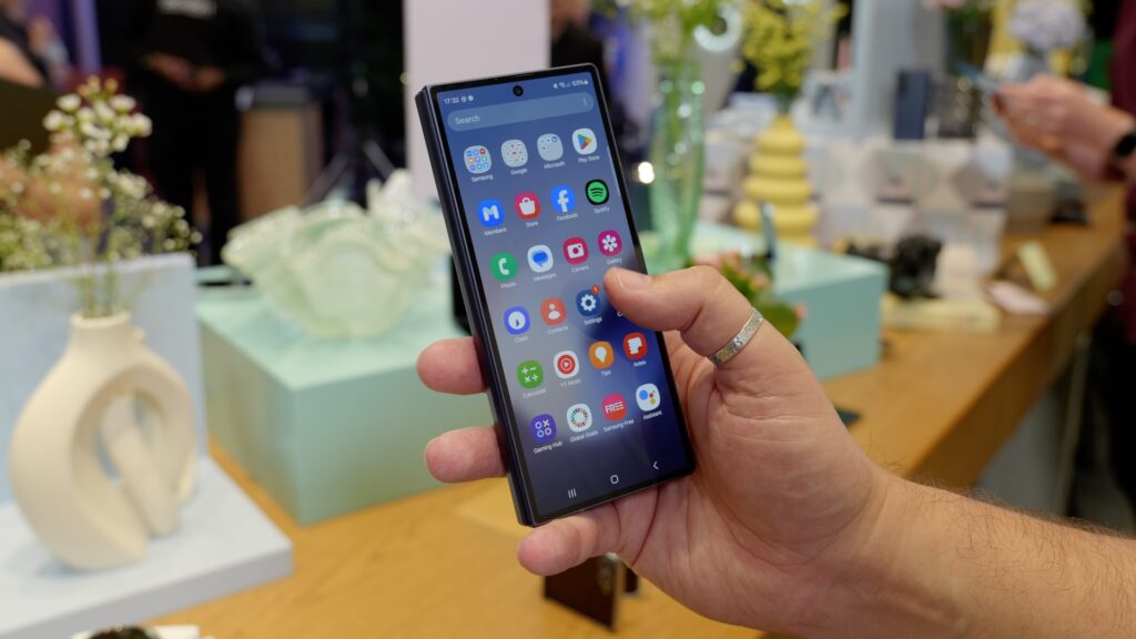 Samsung Galaxy Z Fold 6 Außenbildschirm in der Hand