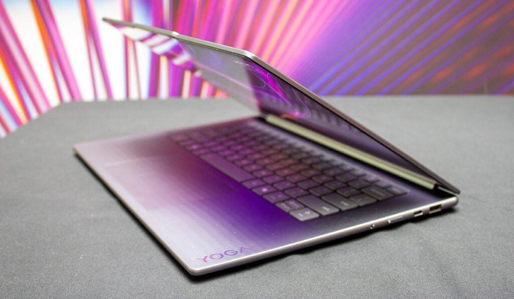 Yoga Slim 7i Aura Schließung abgewinkelt