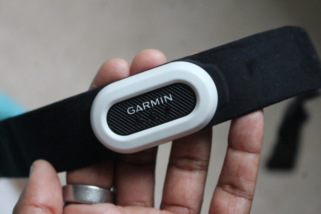 Garmin HRM-Pro Plus Gurt und Modul in der Hand