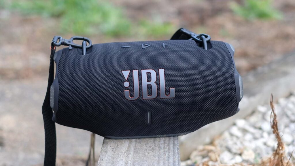 JBL Xtreme 4 auf einer Bank