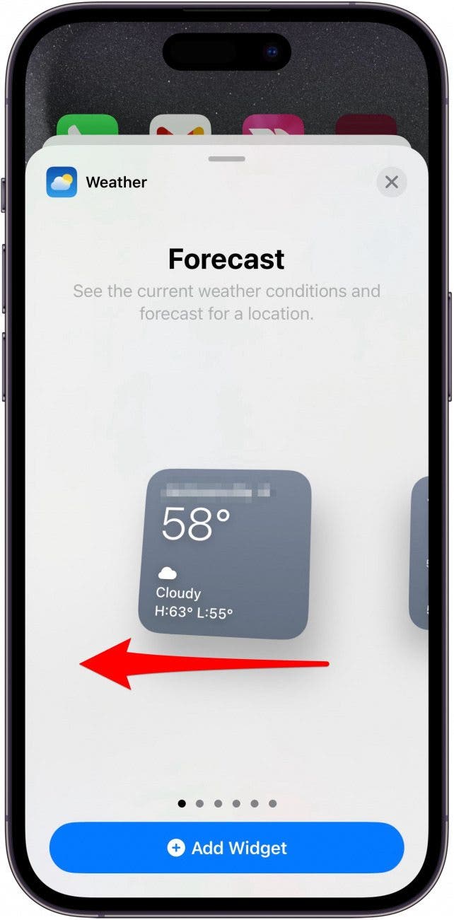 Der Auswahlbildschirm für das iPhone-Wetter-Widget zeigt das Vorhersage-Widget mit einem roten Pfeil nach links an, der angibt, nach links zu wischen