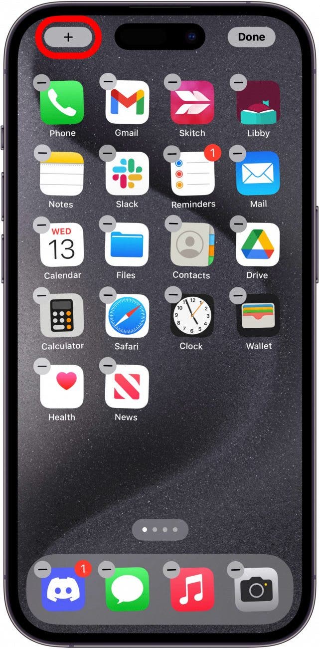 Bearbeitungsbildschirm des iPhone-Startbildschirms mit einem roten Kästchen um das Plus-Symbol in der oberen linken Ecke