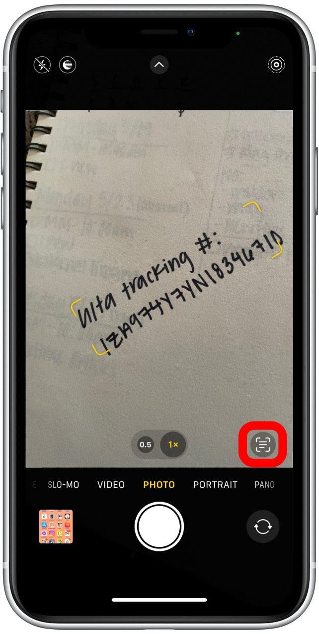 Richten Sie Ihren Sucher auf ein Bild der Sendungsverfolgungsnummer Ihres Pakets.