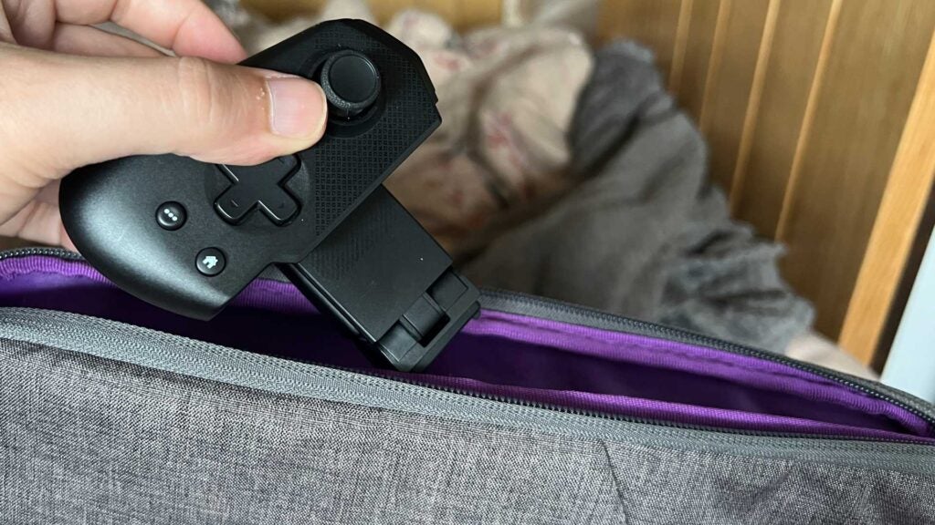 Asus ROG Tessen in zwei Hälften gefaltet