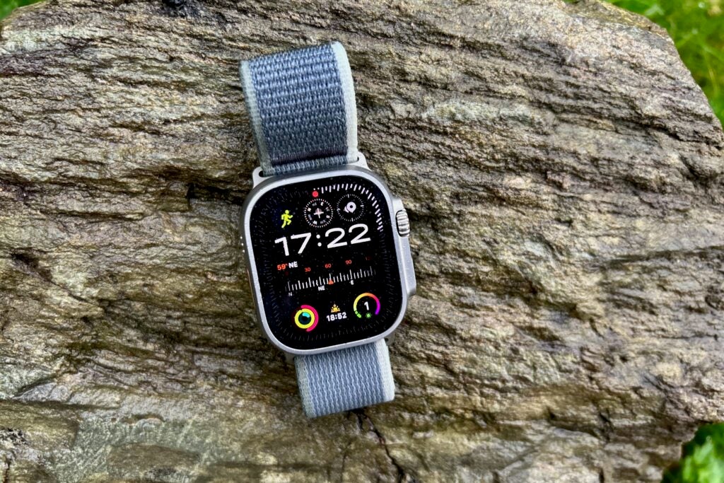 Vorderseite der Apple Watch Ultra 2 am Baum
