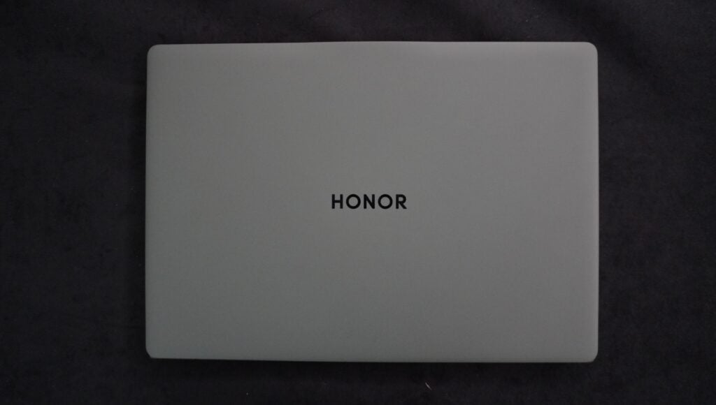 Honor MagicBook Art 14 geschlossen auf einem Tisch