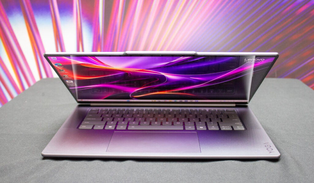 Yoga Slim 7i Aura schließt