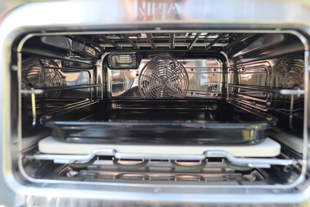 Innen - Ninja Woodfire Elektrischer Außenofen, Artisan Pizza Maker und BBQ Smoker OO101UK