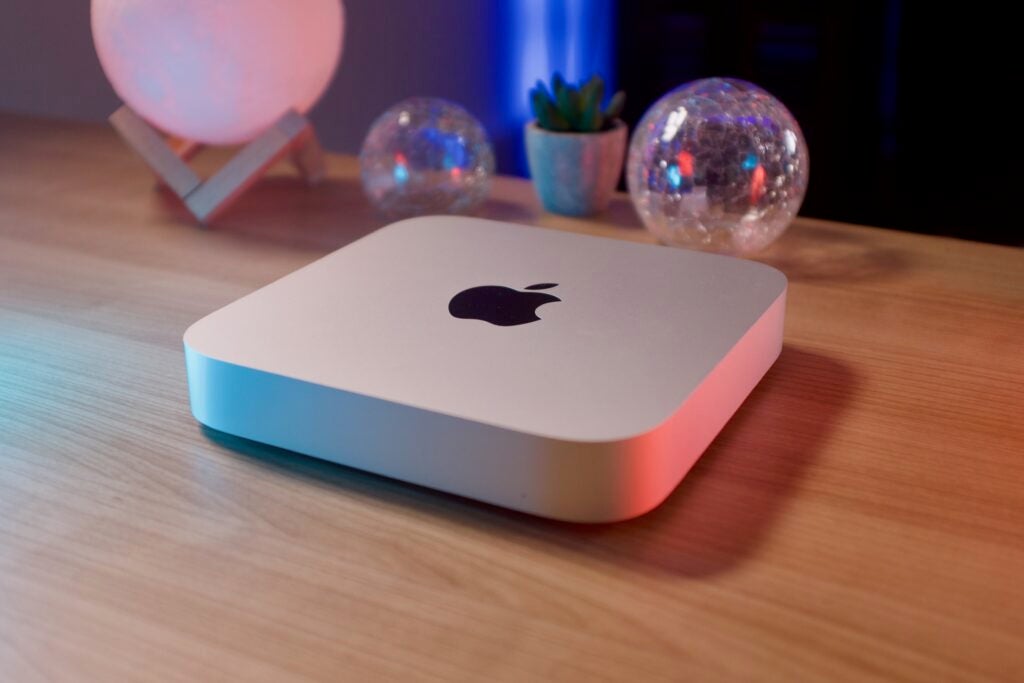 Mac Mini 2023 abgewinkelte Seite