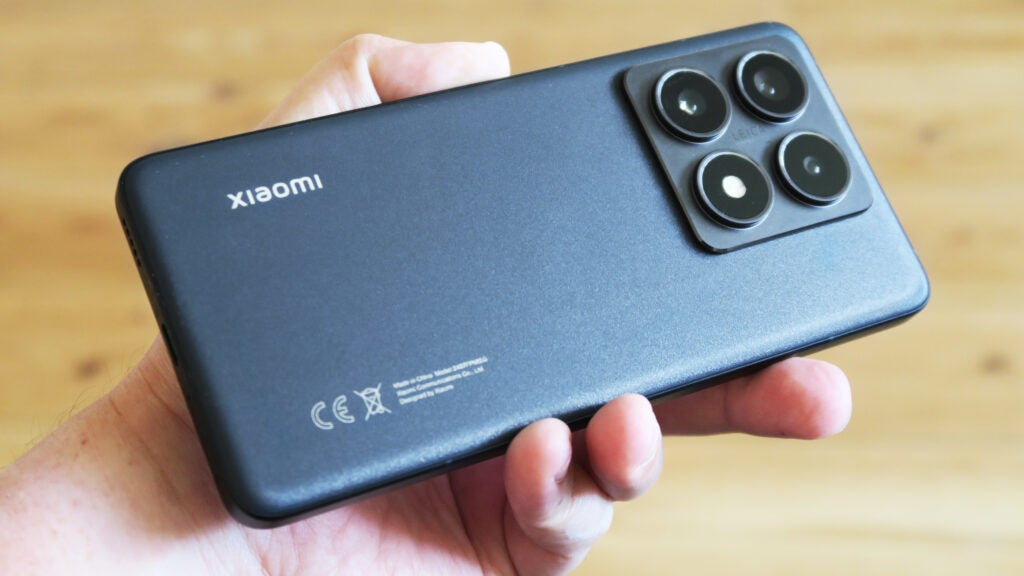 Xiaomi 14T Pro Test: Handgerät mit abgewinkelter Rückseite