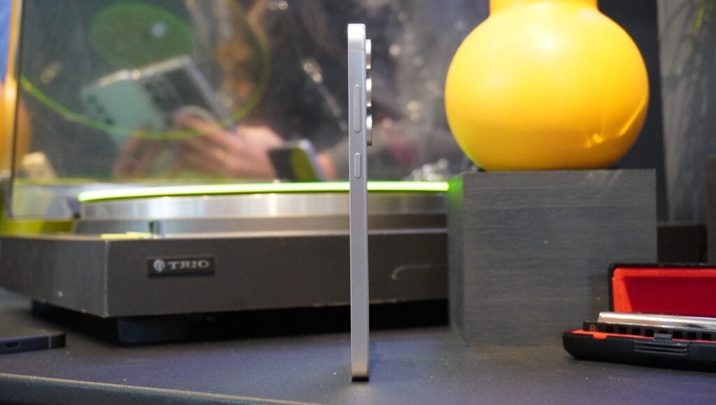 Samsung Galaxy S24 FE von der Seite