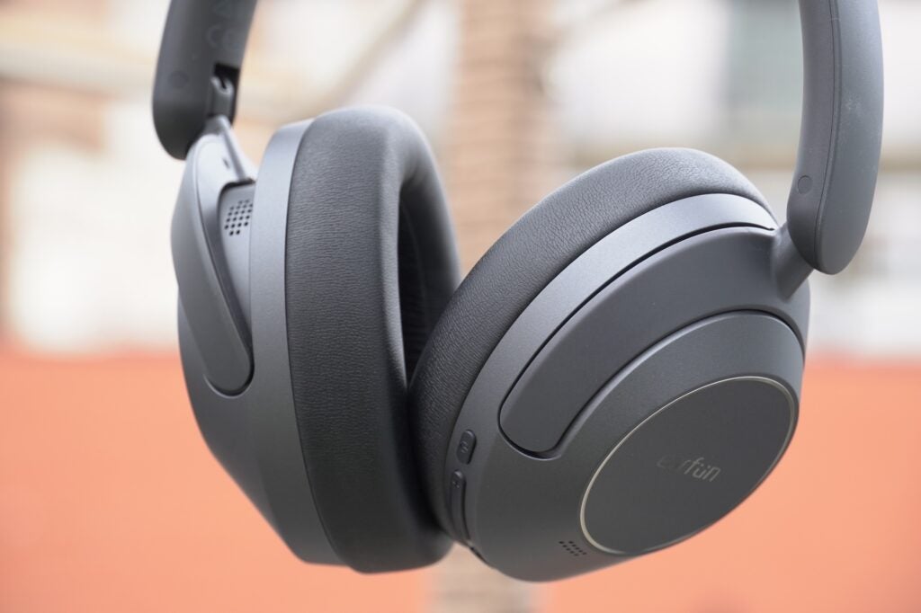 Earfun Wave Pro hängend