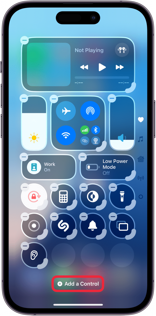 iPhone-Kontrollzentrum im Bearbeitungsmodus mit einem roten Kästchen um eine Steuerschaltfläche hinzufügen