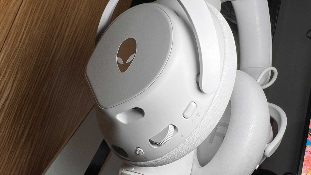 Die linke Seite des Alienware Pro-Headsets mit freier Sicht auf seine Tasten.