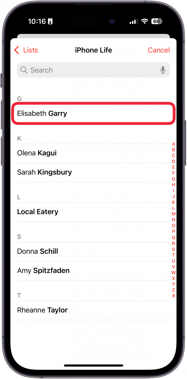 iPhone-Kalendereinladungsbildschirm mit einer Liste von Kontakten mit einem roten Kästchen um einen Kontakt