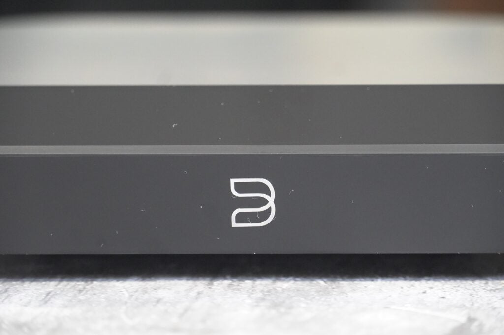 Bluesound Node Nano-Logo aus nächster Nähe