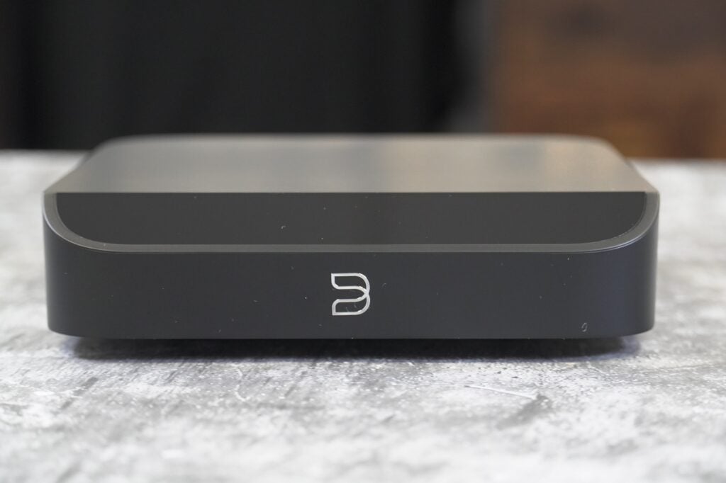 Vorderansicht des Bluesound Node Nano