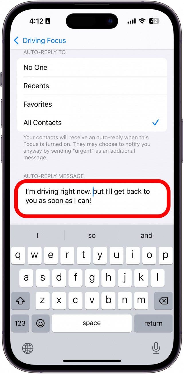 Automatische Antworteinstellungen für den iPhone-Fahrfokus mit einem roten Kästchen um das Textfeld für die automatische Antwort