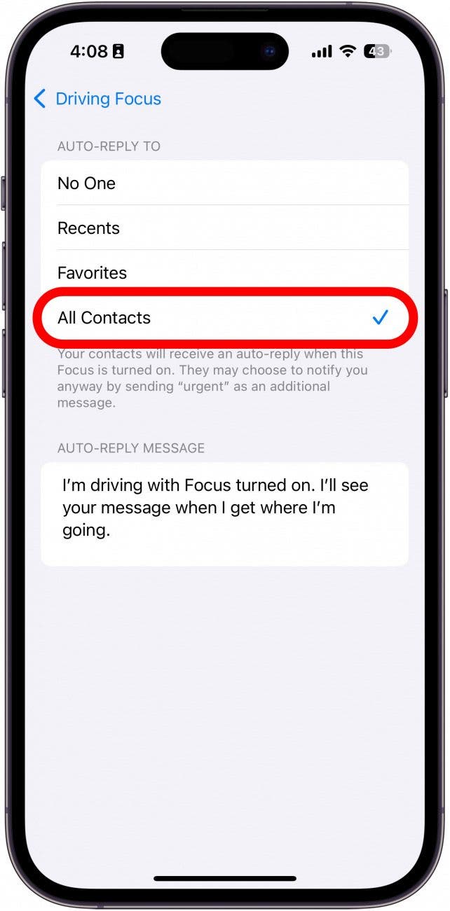 Einstellungen für die automatische Antwort des iPhone-Fokus mit einem roten Kästchen um die Option „Alle Kontakte“.