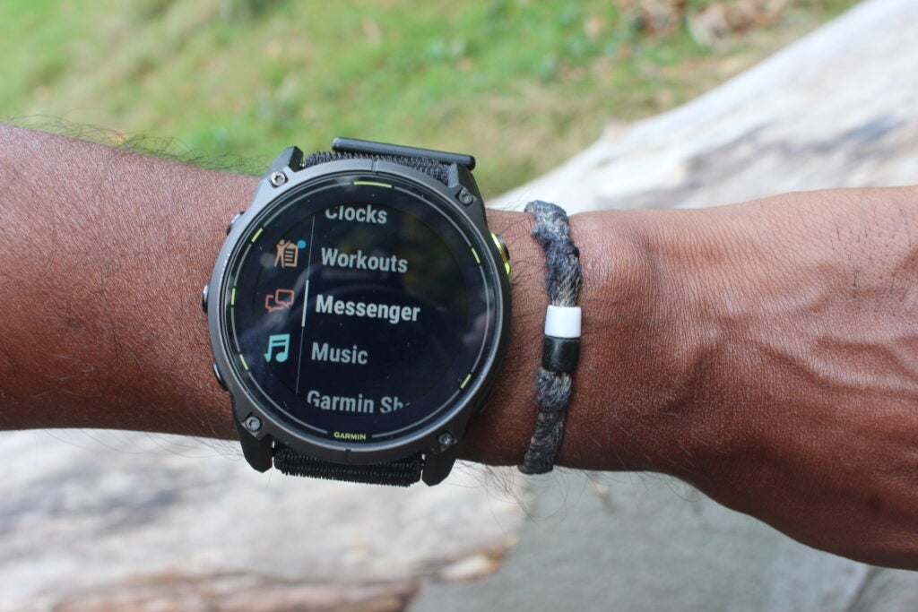 Das Garmin Enduro 3 verfügt über mehrere intelligente Funktionen, darunter Messenger und kontaktloses Bezahlen