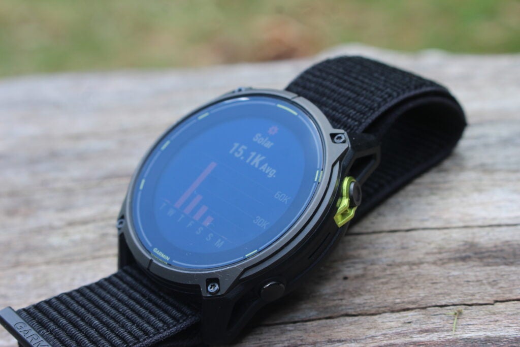 Das Garmin Enduro 3 verfügt über ein Memory-in-Pixel-Display, das die Akkulaufzeit weniger belastet als OLED