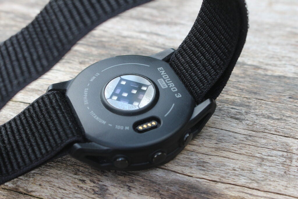 Die Garmin Enduro 3 verwendet immer noch das gleiche proprietäre Ladekabel wie andere Garmin-Uhren