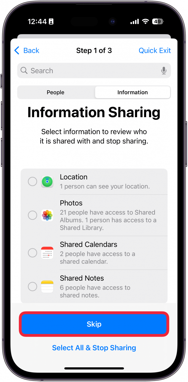 iPhone-Registerkarte „Freigabe verwalten und auf Kontaktinformationen zugreifen“ mit einem roten Kästchen um „Überspringen“.