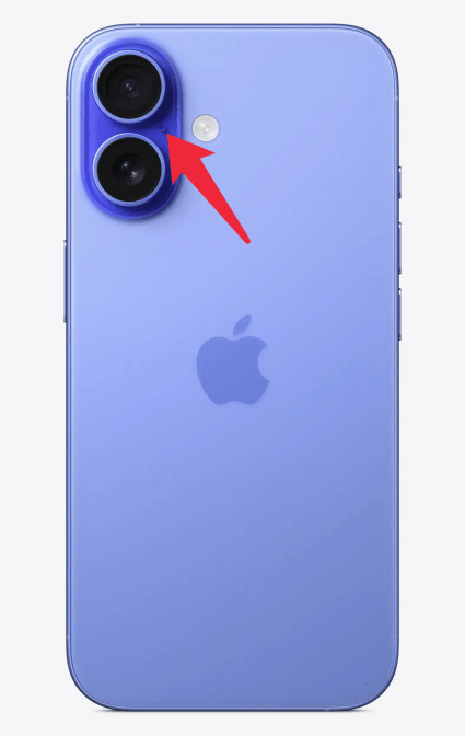eine Rückansicht des iPhone 16 mit einem roten Pfeil, der auf die Position des Mikrofons zwischen den beiden Kameralinsen zeigt