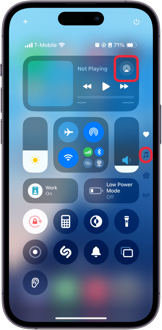 iPhone-Kontrollzentrum mit einem roten Kästchen um die Audioausgabetaste innerhalb der Mediensteuerung und einem roten Kästchen um das Musiksymbol auf der rechten Seite des Bildschirms