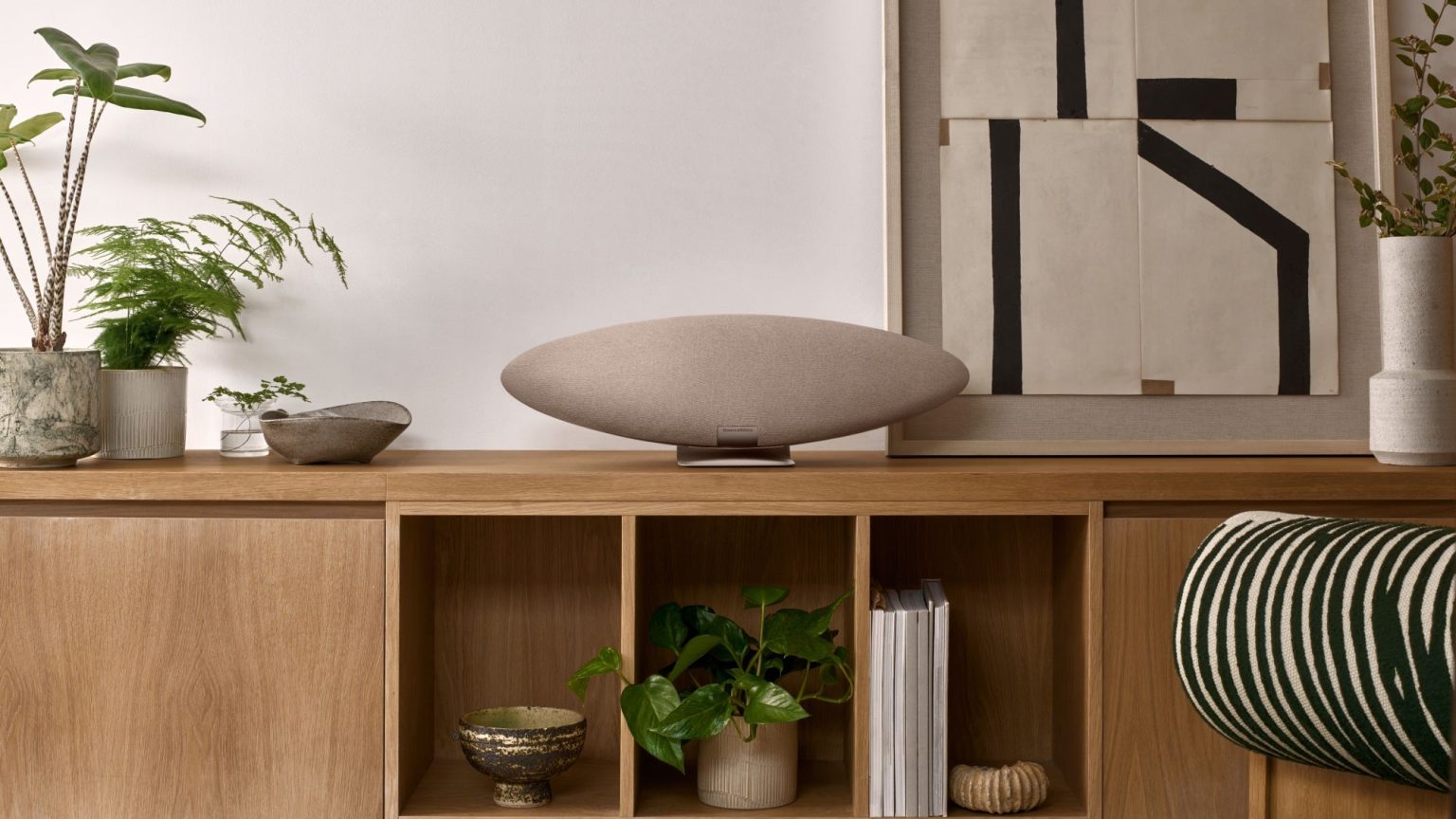 1729717229 Bowers and Wilkins aktualisiert den legendaeren Zeppelin Lautsprecher mit dem Pro