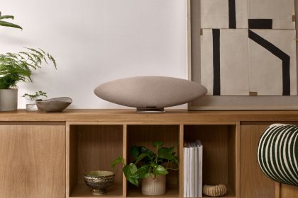 1729717229 Bowers and Wilkins aktualisiert den legendaeren Zeppelin Lautsprecher mit dem Pro
