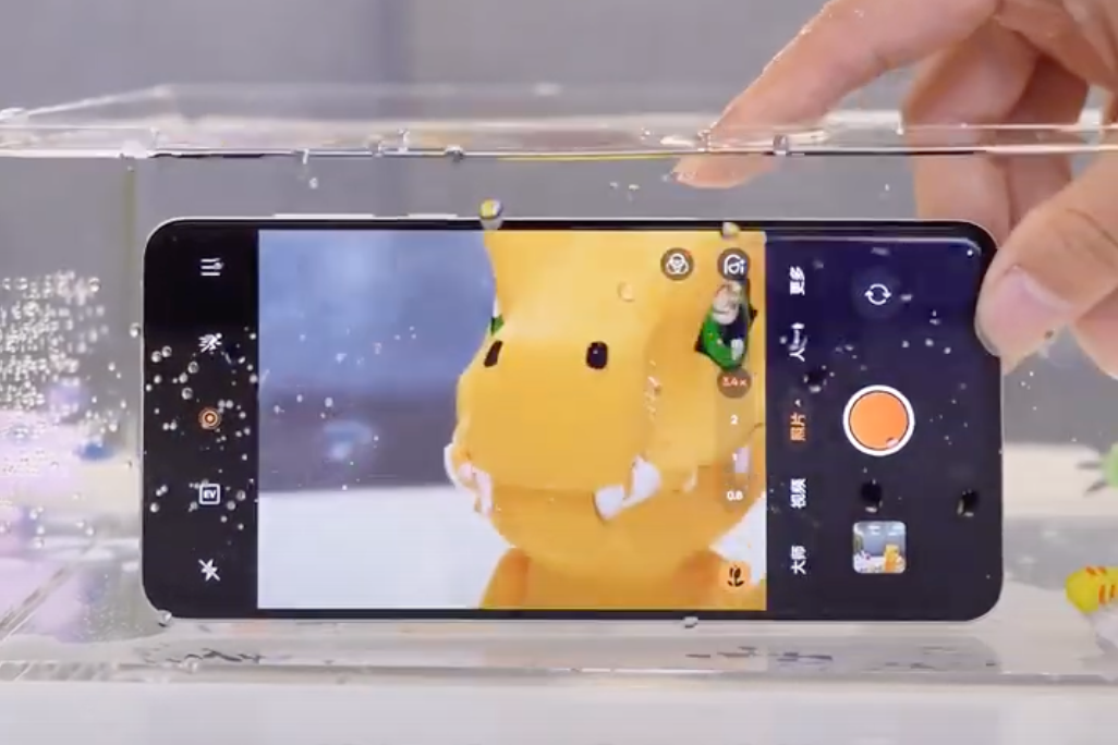 Das Oppo Find X8 wird ueber einen Kamerasteuerungs aehnlichen Ausloeser des