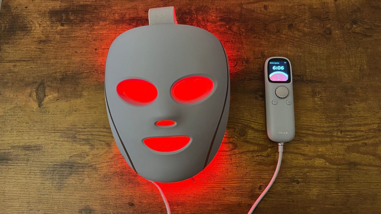 1731681387 Die LED Gesichtsmaske von Shark veraendert die Hautpflege