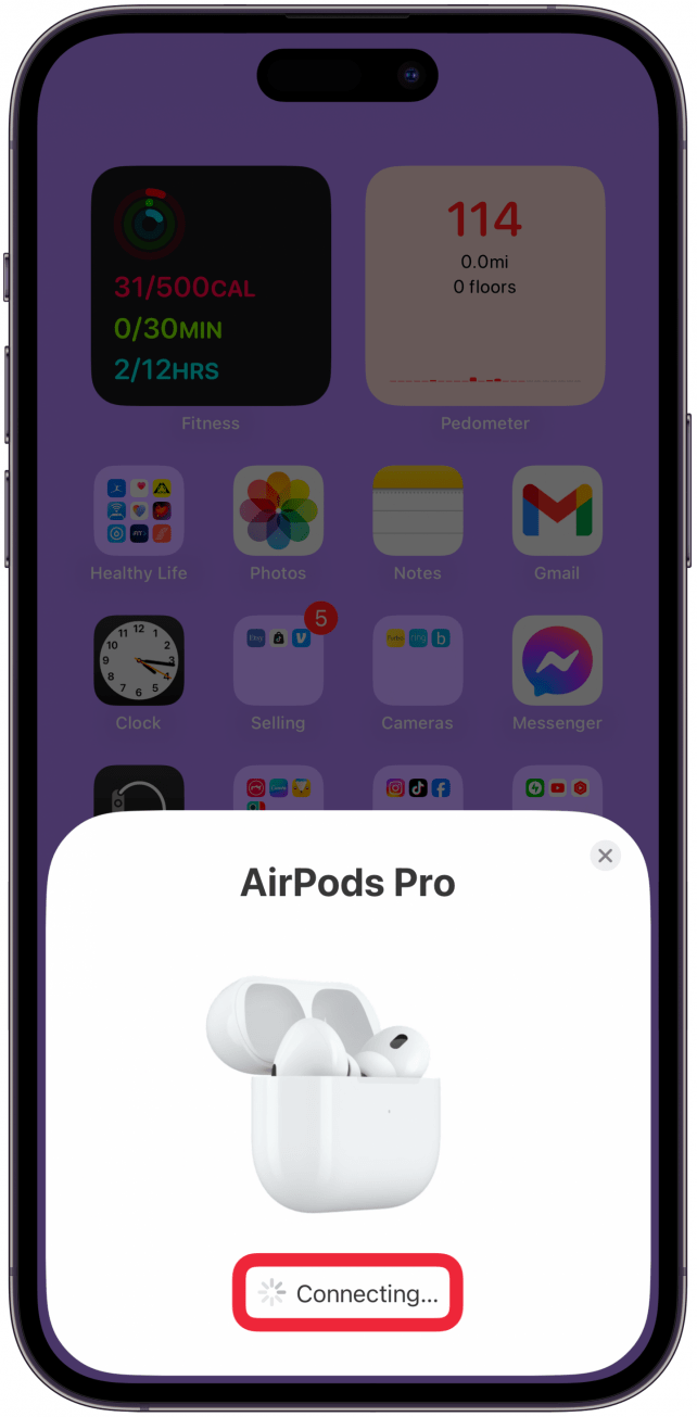Sie können die Taste loslassen, sobald die Statusleuchte weiß wechselt. Ihre AirPods beginnen mit der Verbindung.