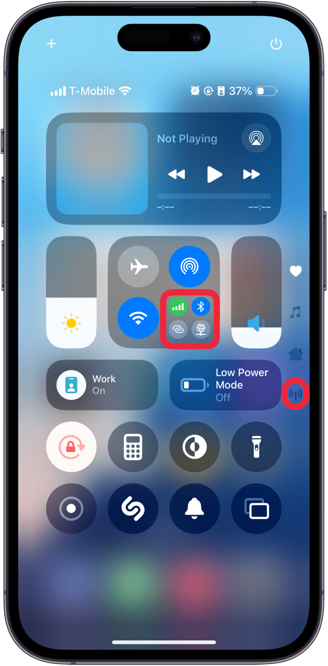 iPhone-Kontrollzentrum mit einem roten Kästchen unten rechts im Konnektivitäts-Widget und einem roten Kästchen um die Konnektivitätsschaltfläche