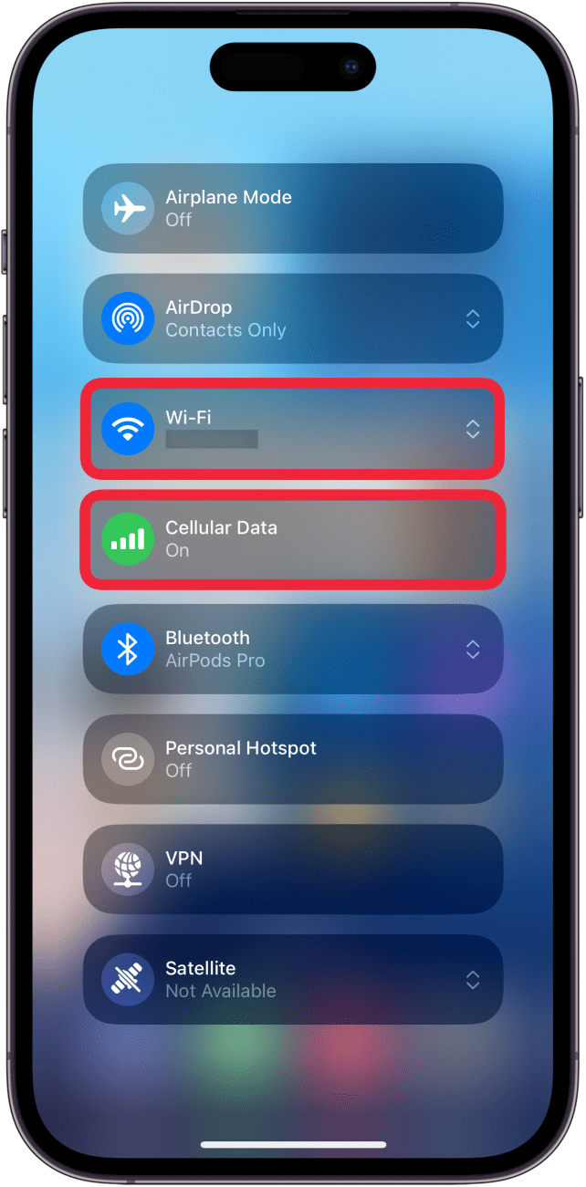 Konnektivitätsbildschirm des iPhone-Kontrollzentrums mit roten Kästchen um die WLAN-Taste und die Mobilfunktaste