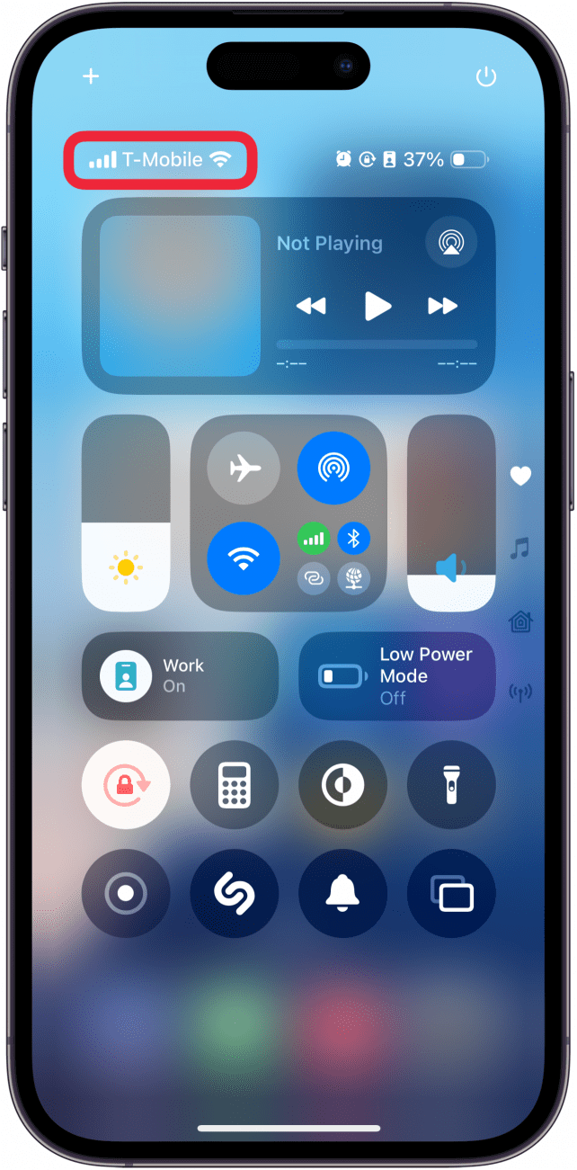 iPhone-Kontrollzentrum mit einem roten Kästchen um Mobilfunkanbieter- und WLAN-Symbole