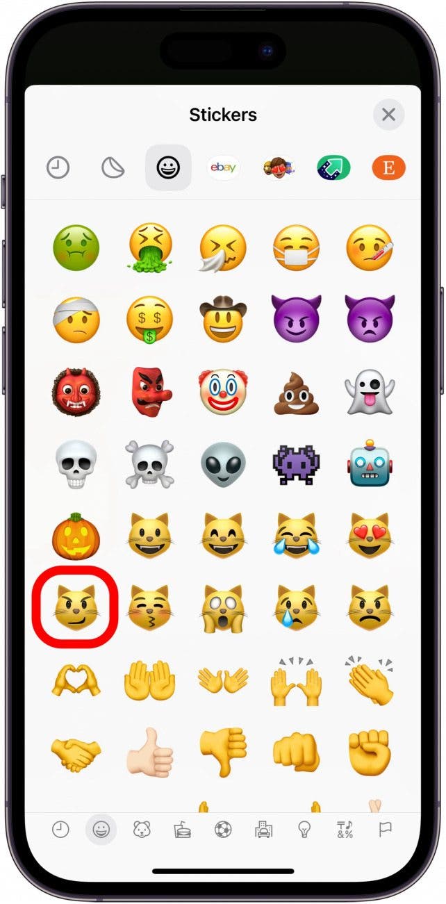 iPhone-Fotomarkierung mit Liste der Emoji-Aufkleber mit rot eingekreistem Katzen-Emoji