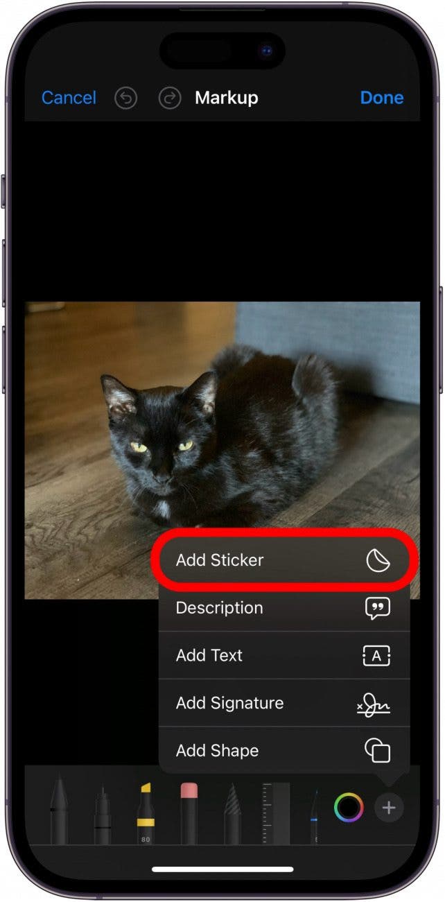 iPhone-Fotomarkierungsbildschirm mit rot eingekreister Schaltfläche zum Hinzufügen eines Aufklebers
