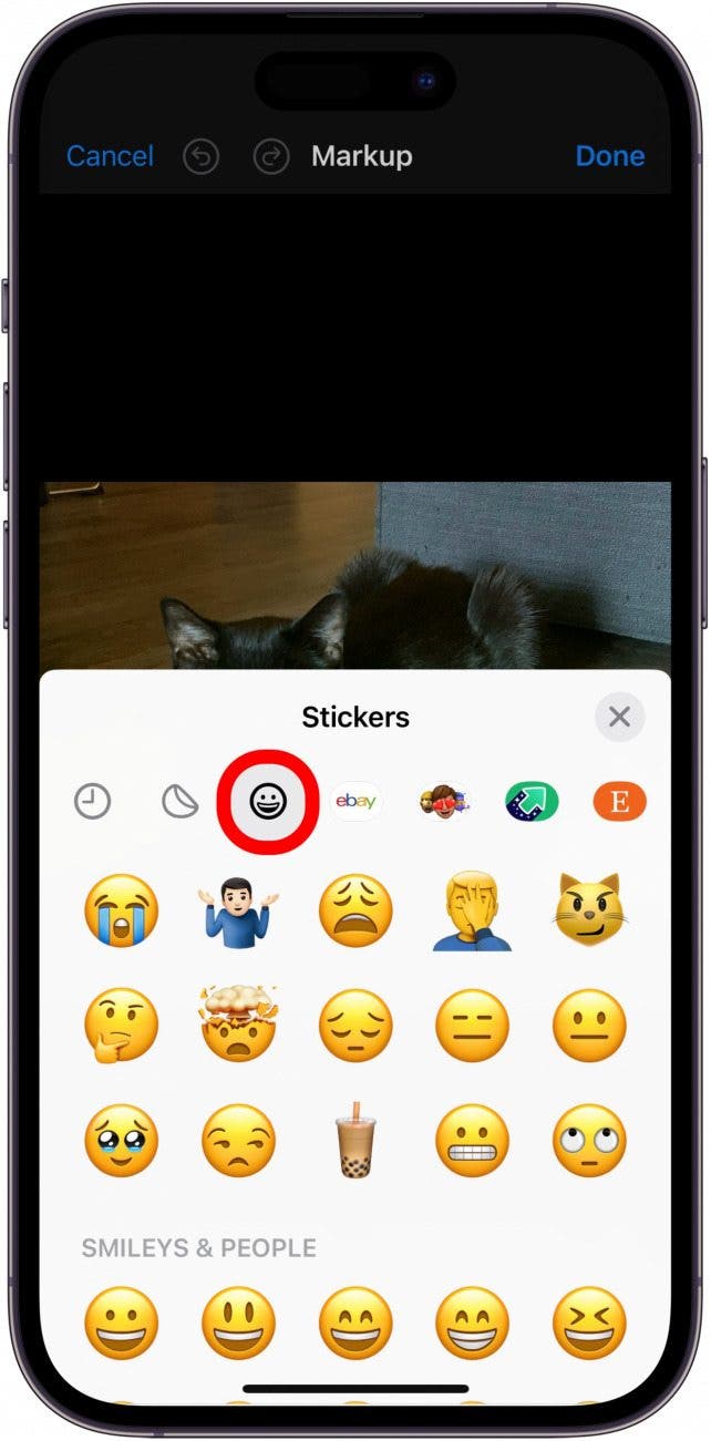 iPhone-Fotoaufkleber mit rot eingekreistem Emoji-Tab