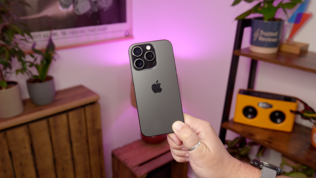 iPhone 16 Pro – in der Hand, mit breitem Rücken