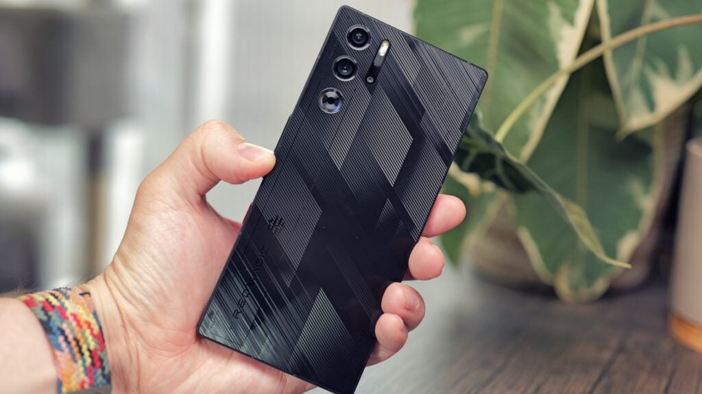 RedMagic 9S Pro in der Hand