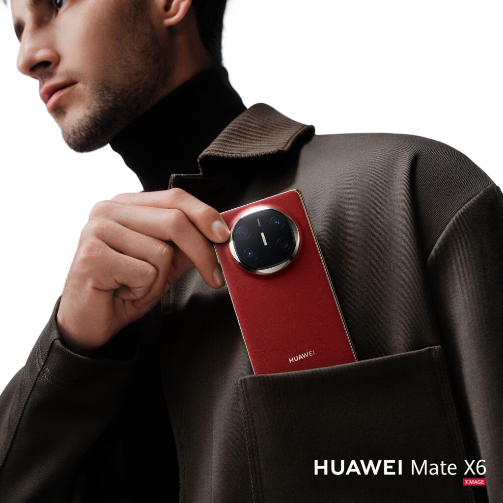 Huawei Maxe X6 wird aus der Tasche geholt