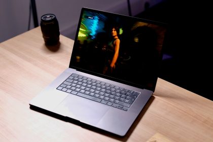 Die Umstellung des MacBook Pro auf OLED koennte einen riesigen